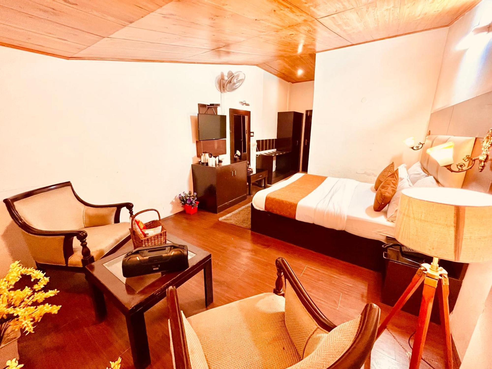 Hotel The North Wind In City Center, Manali Екстер'єр фото
